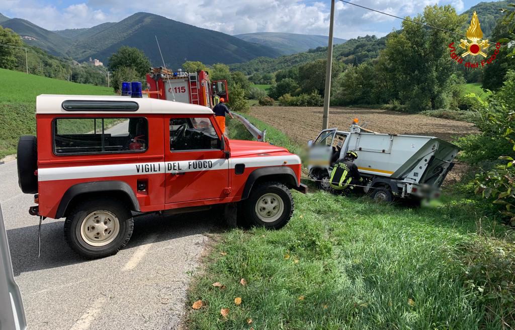 Camerino – Incidente stradale, mezzo finisce fuori strada