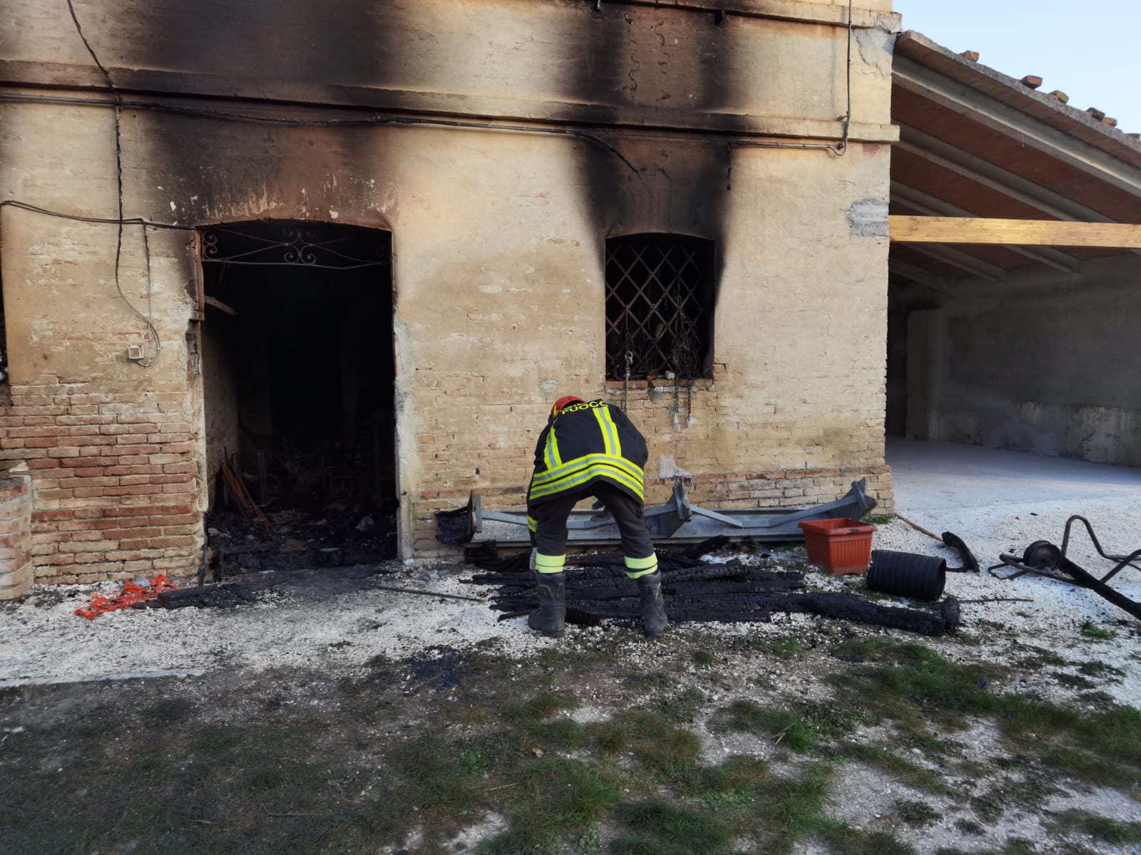 Incendio devasta casolare a Jesi, gravi ustioni per una 30enne