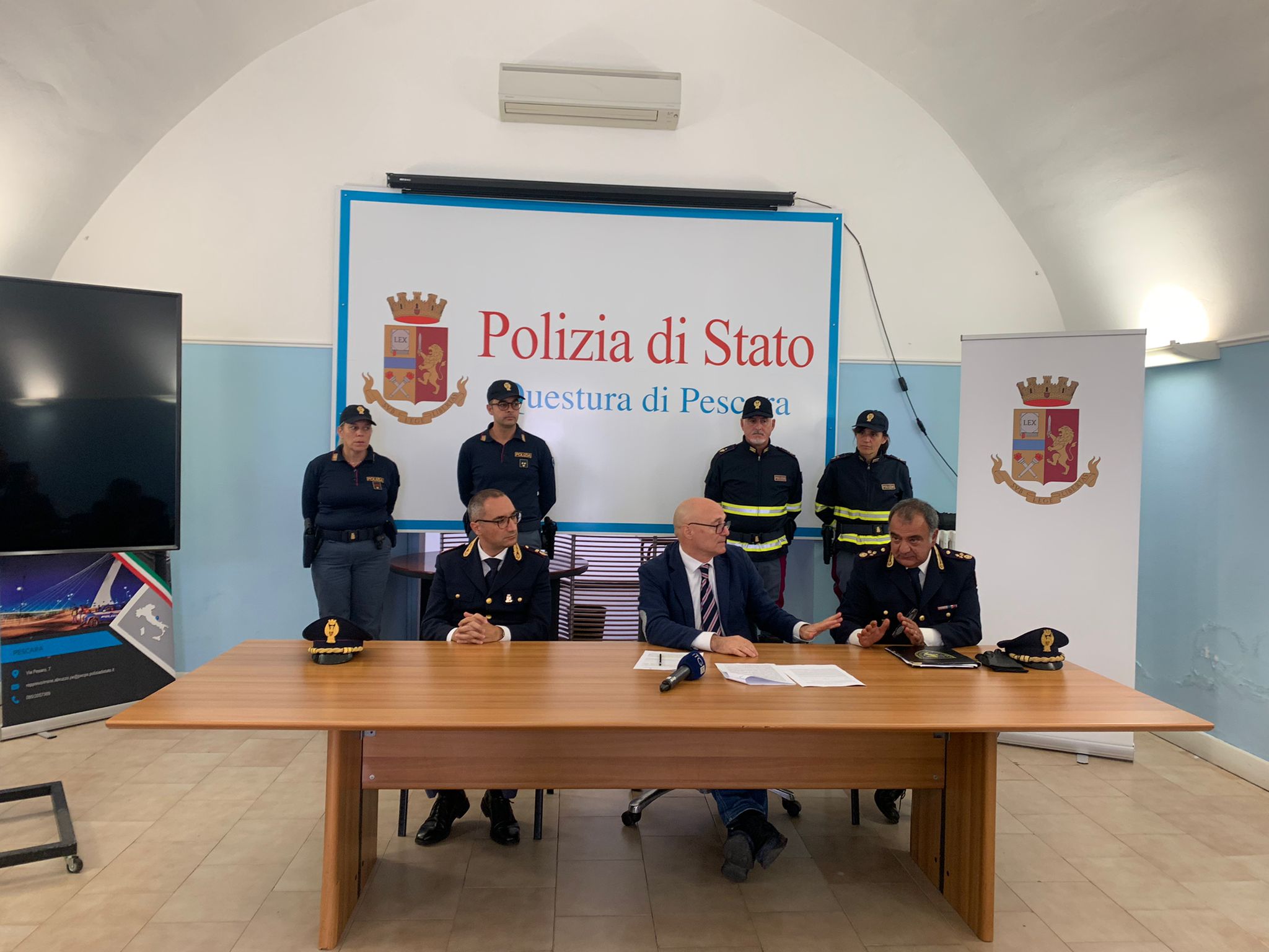 Si fingono carabinieri e, armati di pistola e coltello, rapinano un uomo a Pescara, arrestati dalla Polizia