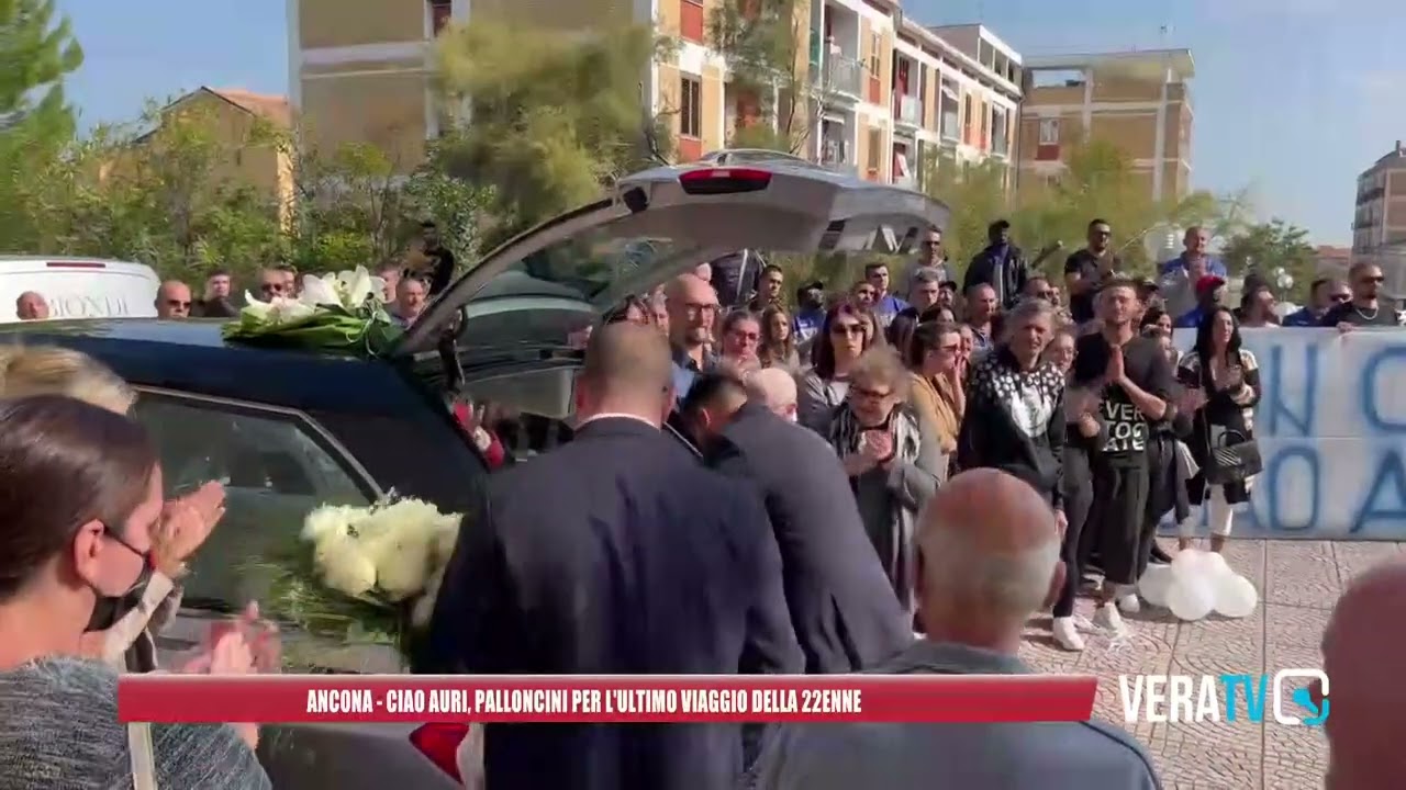 Ancona – “Ciao Auri”, palloncini per l’ultimo viaggio della 22enne morta nello schianto di martedì
