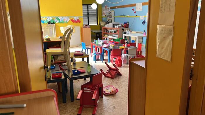 Bussi sul Tirino: cinghiali irrompono in una scuola, bambini illesi. Ma una maestra resta ferita