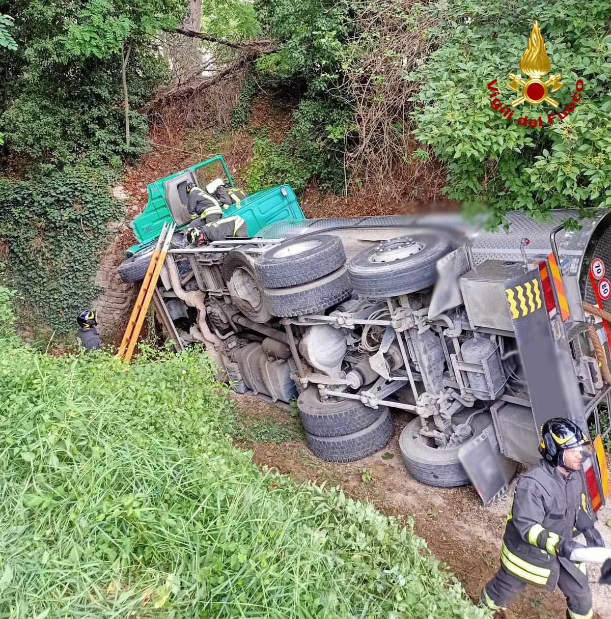 Muore dopo il ribaltamento dell’autocarro