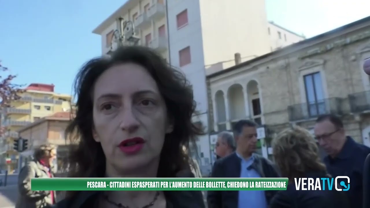 Pescara, manifestazione per il caro bollette: cittadini in piazza