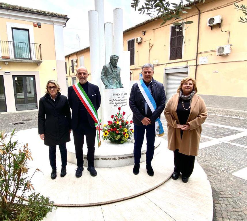 50 anni dalla morte di Ennio Flaiano, deposizione dei fiori dinnanzi al Monumento in Piazza Unione