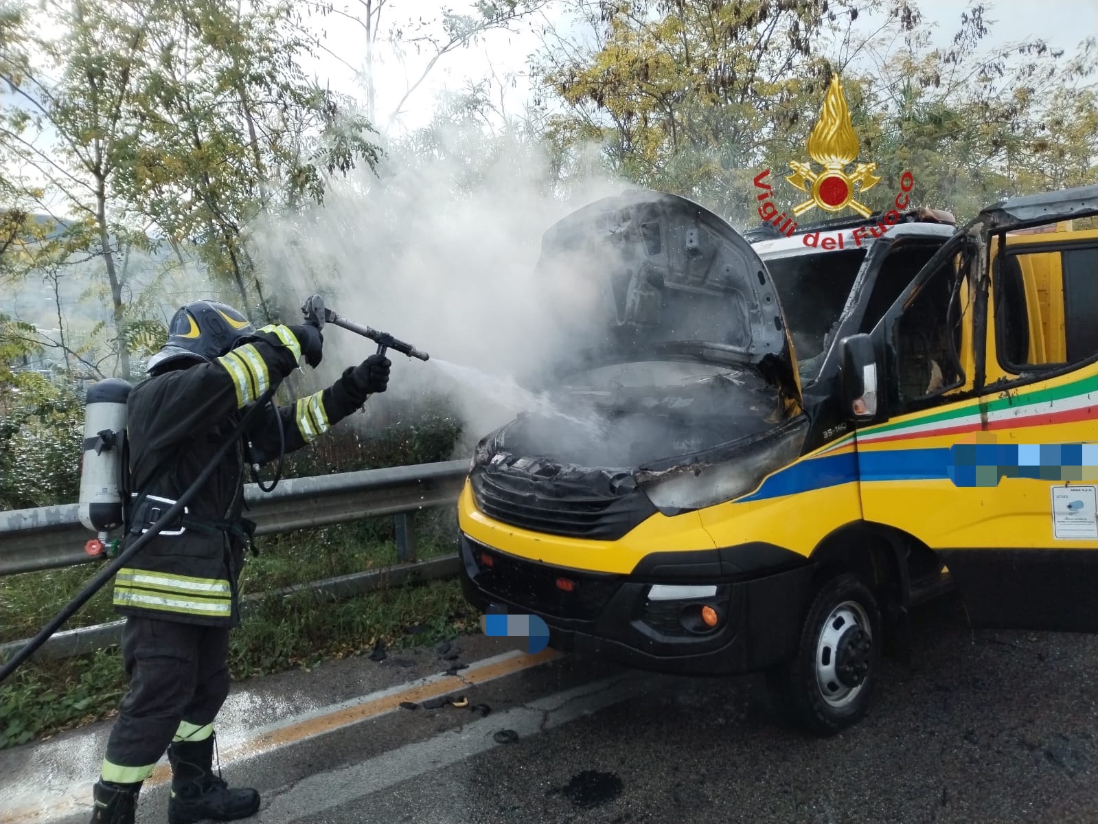 A fuoco un furgone a Turrivalignani, conducente illeso