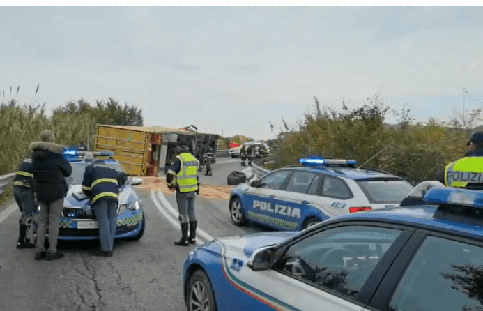 Chiaravalle, tir si ribalta e travolge un’ambulanza: due morti