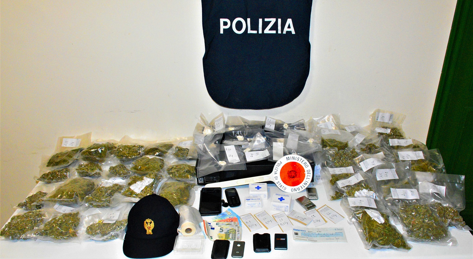 Cocaina nelle sigarette e altri 3 kg a casa: arrestato 63enne