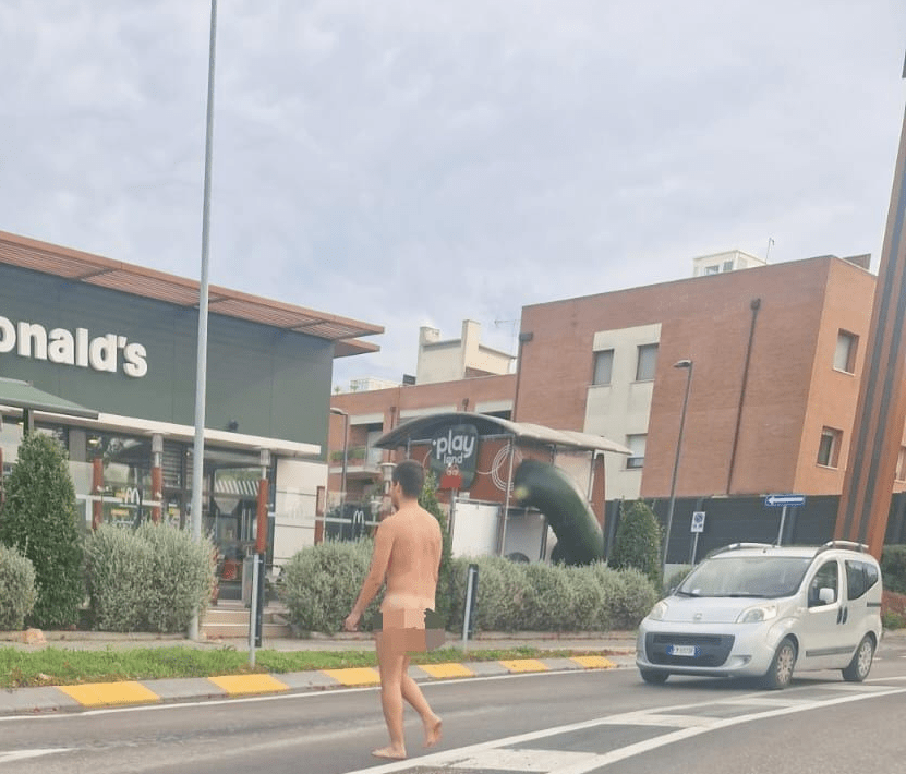Falconara – Trentenne passeggia nudo per le vie della città