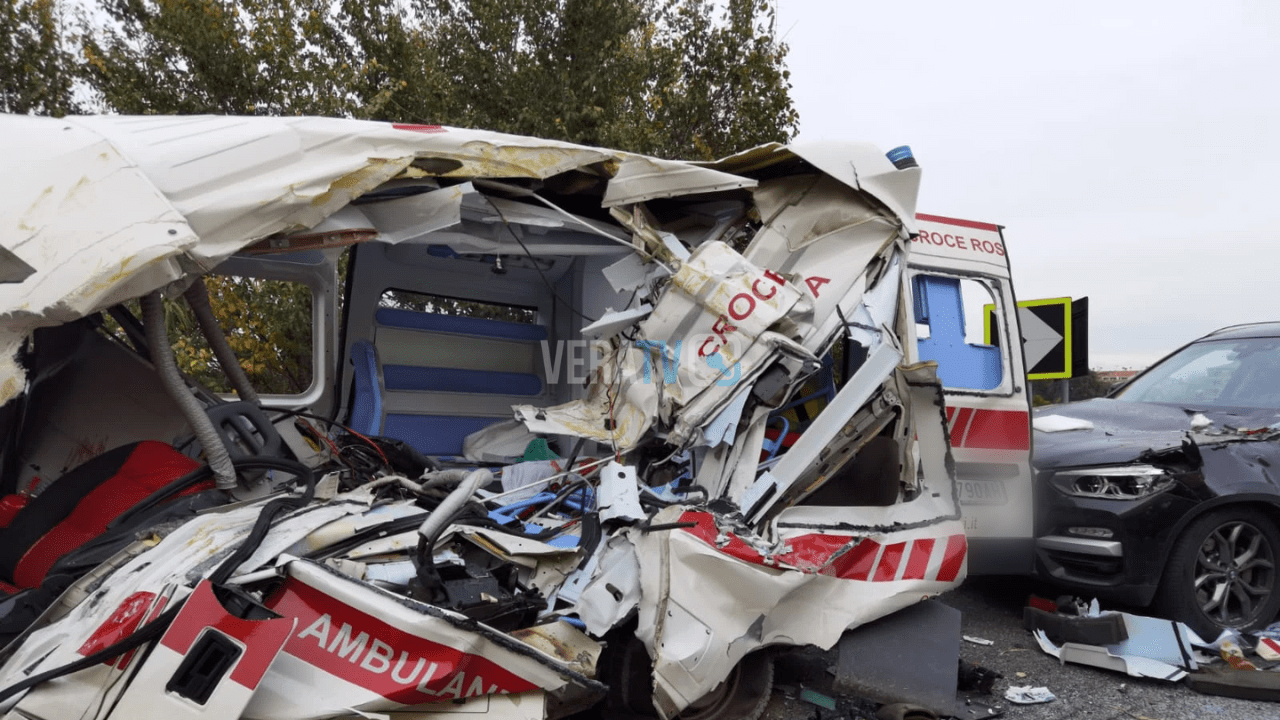 Camion si ribalta e schiaccia ambulanza: morti autista e paziente