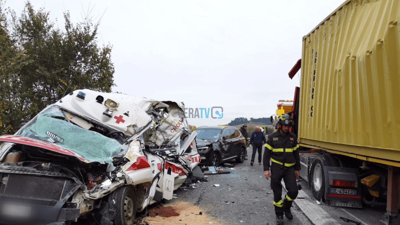 Camion si ribalta e schiaccia ambulanza: morti autista e paziente