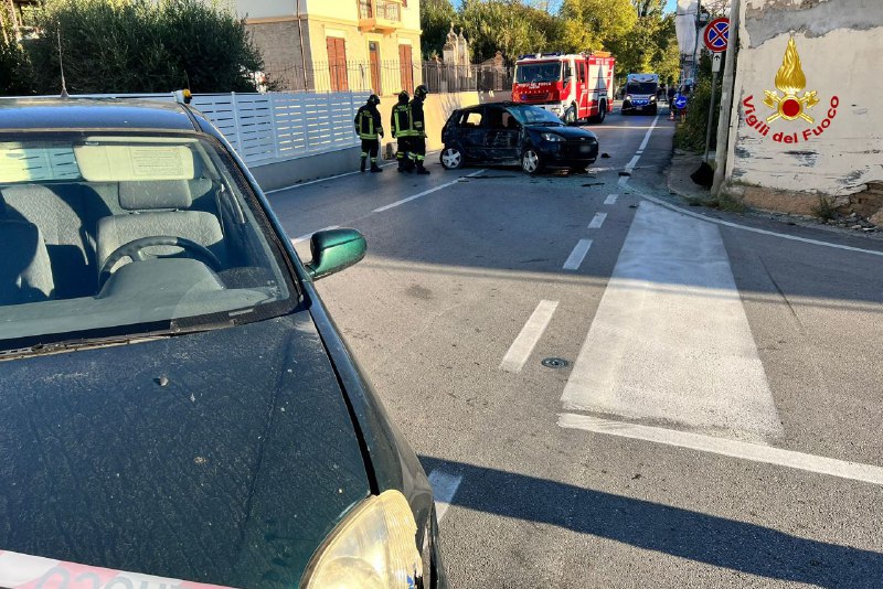 Incidente a Pesaro, due persone incastrate tra le lamiere
