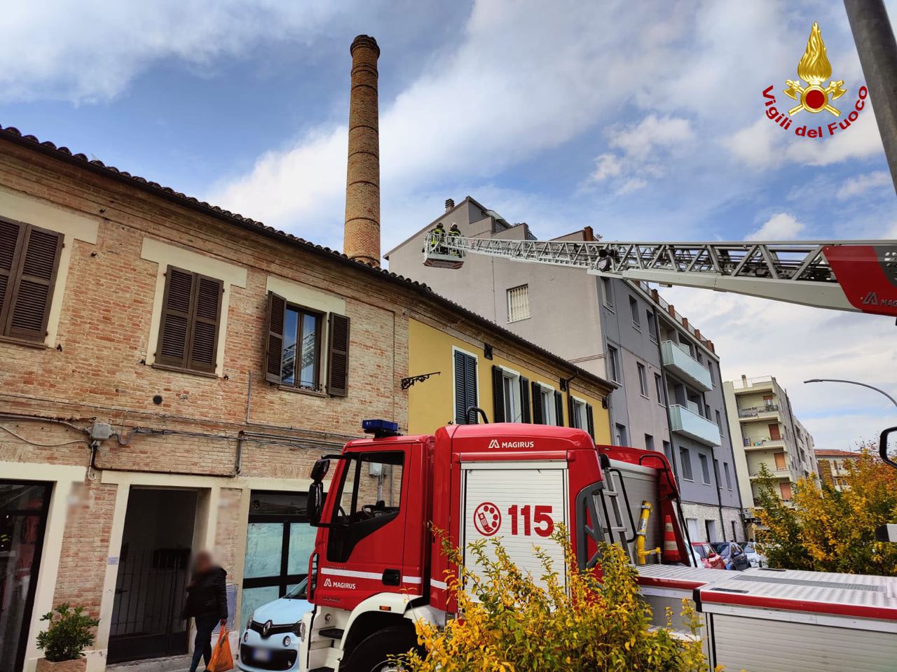 Pesaro – Lesioni alla ciminiera dopo il terremoto, sgomberate trenta persone e chiusa una via