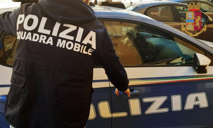 Ancona, rompe i vetri di casa e minaccia i condomini