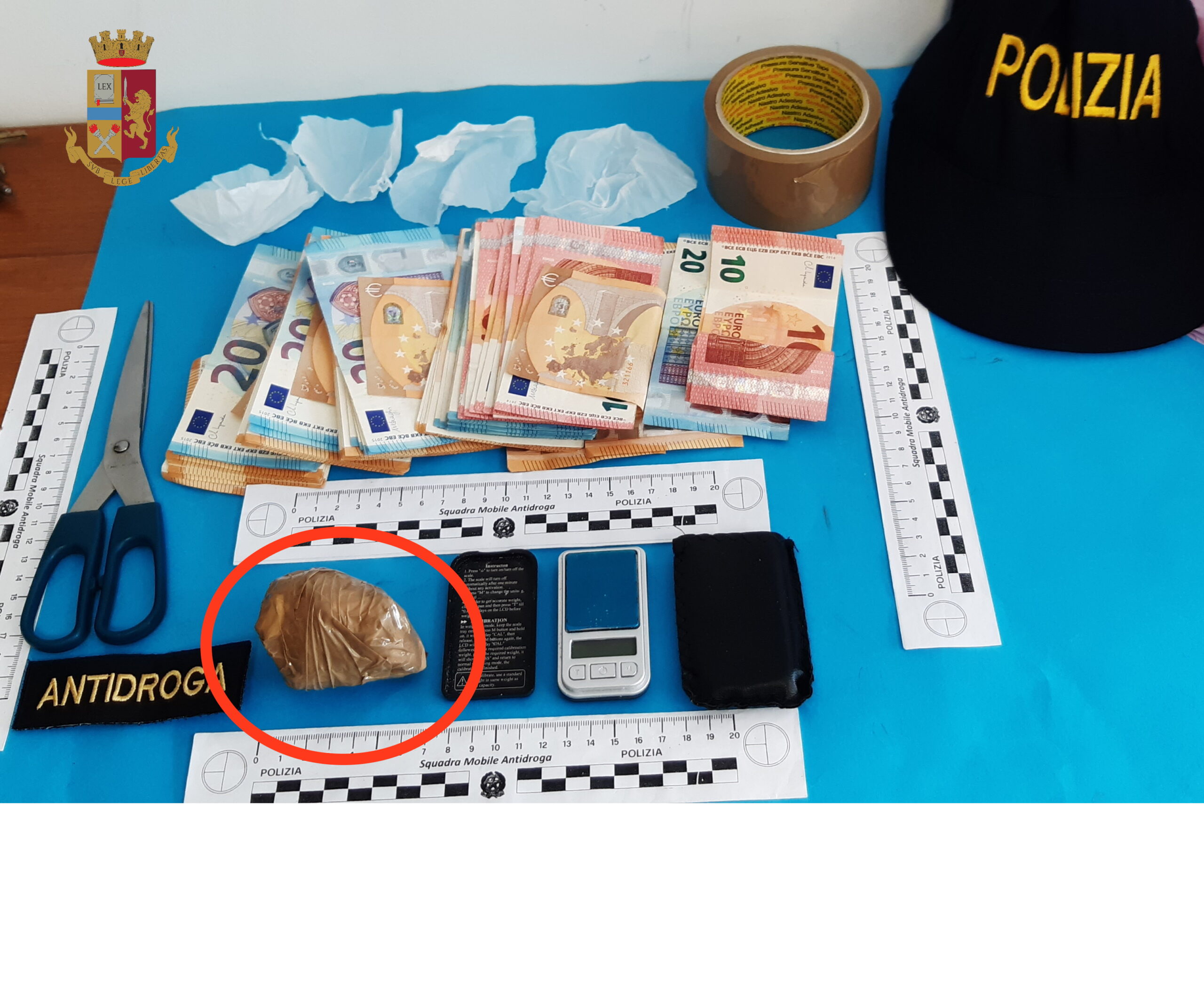 Cocaina e contanti nella dimora clandestina. Arrestato dominicano