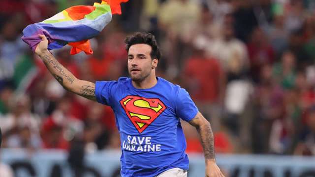 “Il Falco” Mario Ferri è tornato a invadere un terreno di gioco. Nuovo blitz ai Mondiali, in Qatar: rilasciato