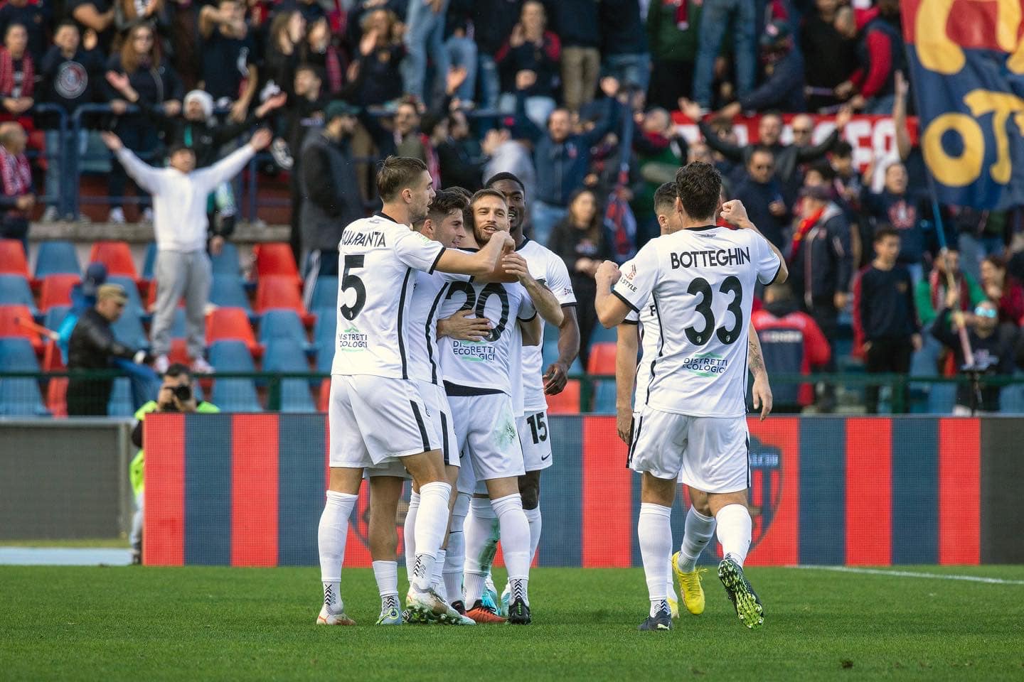 Cosenza-Ascoli 1-3, i bianconeri omaggiano Rozzi tornando alla vittoria