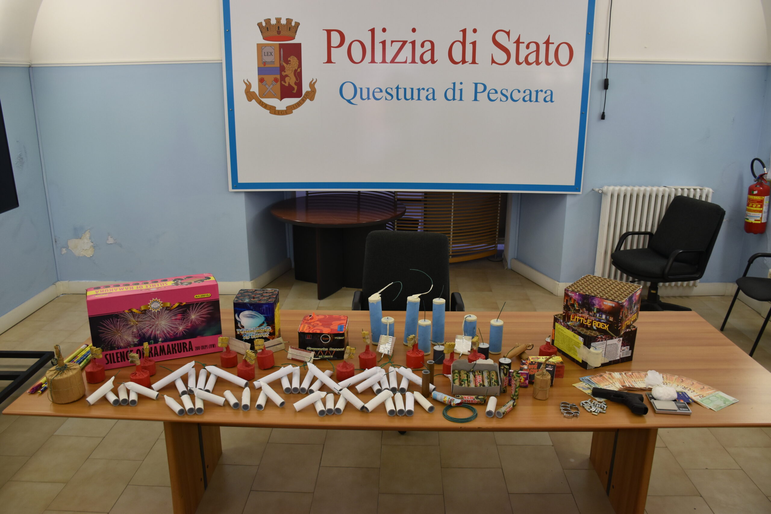 24enne di Montesilvano arrestato dalla Polizia: aveva 16 chili di artifici pirotecnici e 100 grammi di cocaina