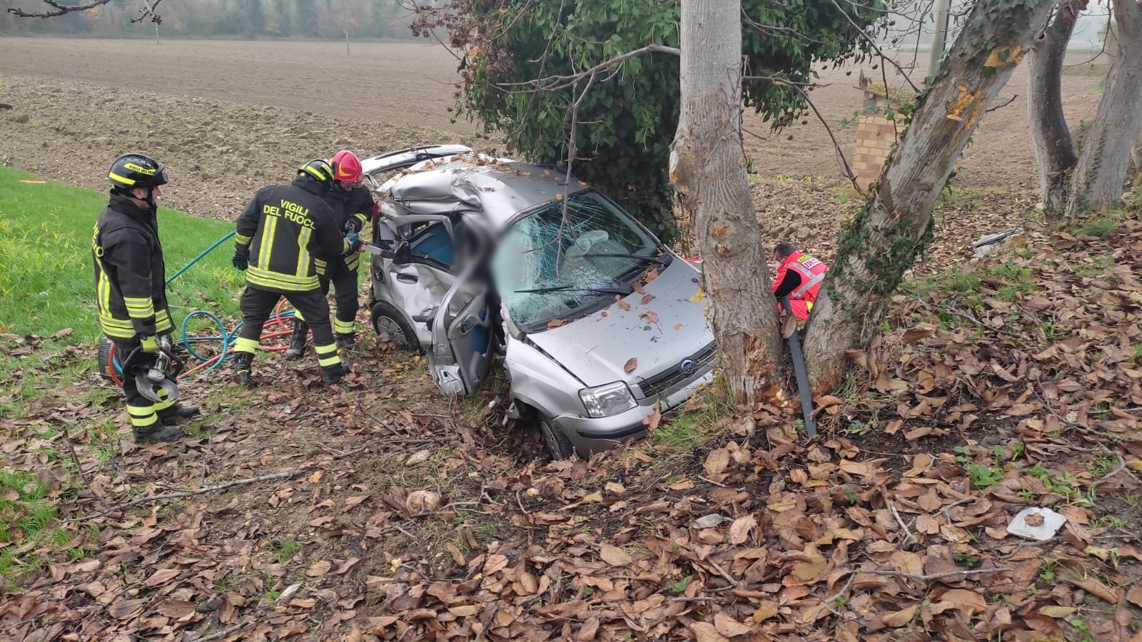 Auto contro albero: muore 22enne, grave l’amico alla guida