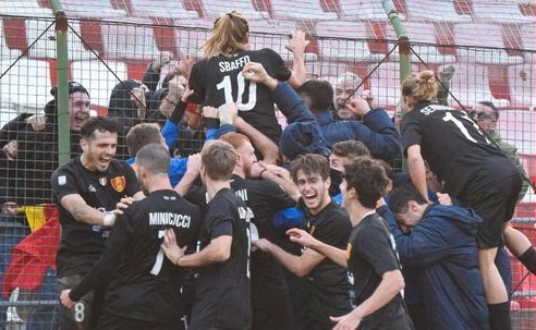 Vis Pesaro-Recanatese 0-1, derby salvezza deciso nel recupero da Sbaffo