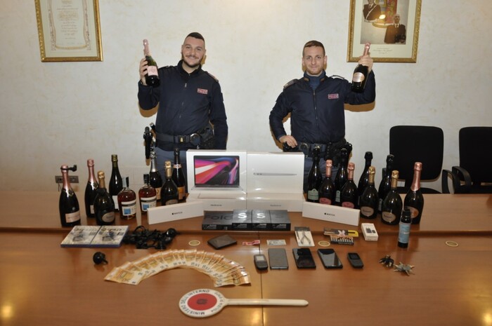 Pesaro – Rubavano bottiglie di champagne, arrestate tre persone dalla polizia