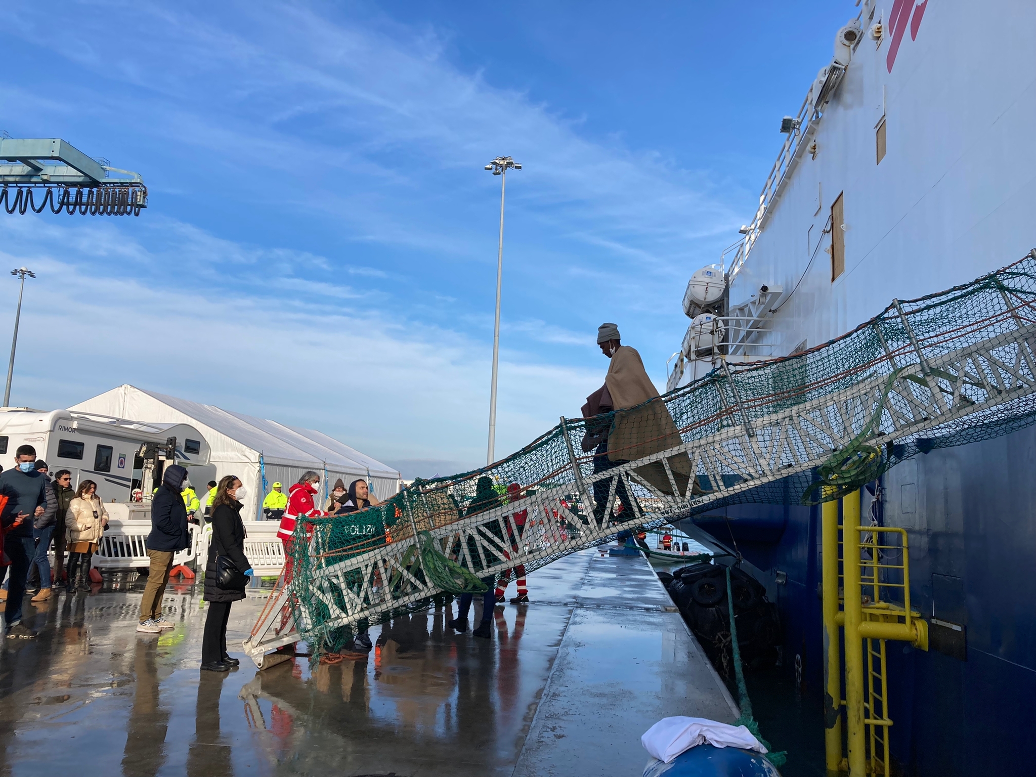 Altri 73 migranti sbarcati ad Ancona dopo 5 giorni di navigazione