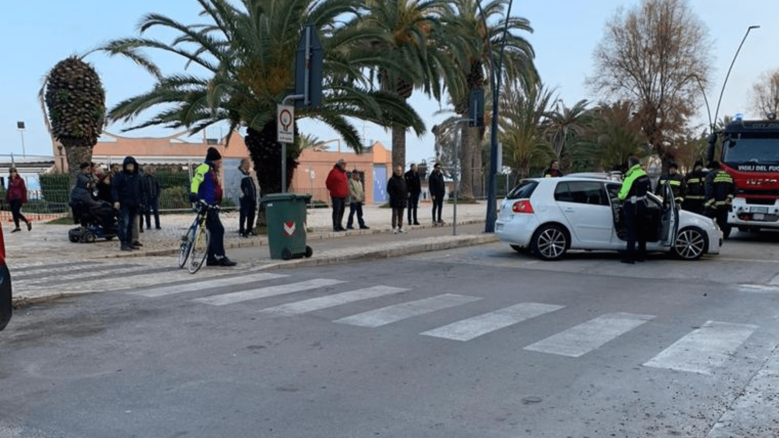 Porto d’Ascoli-Si schianta con l’auto contro una palma e si allontana