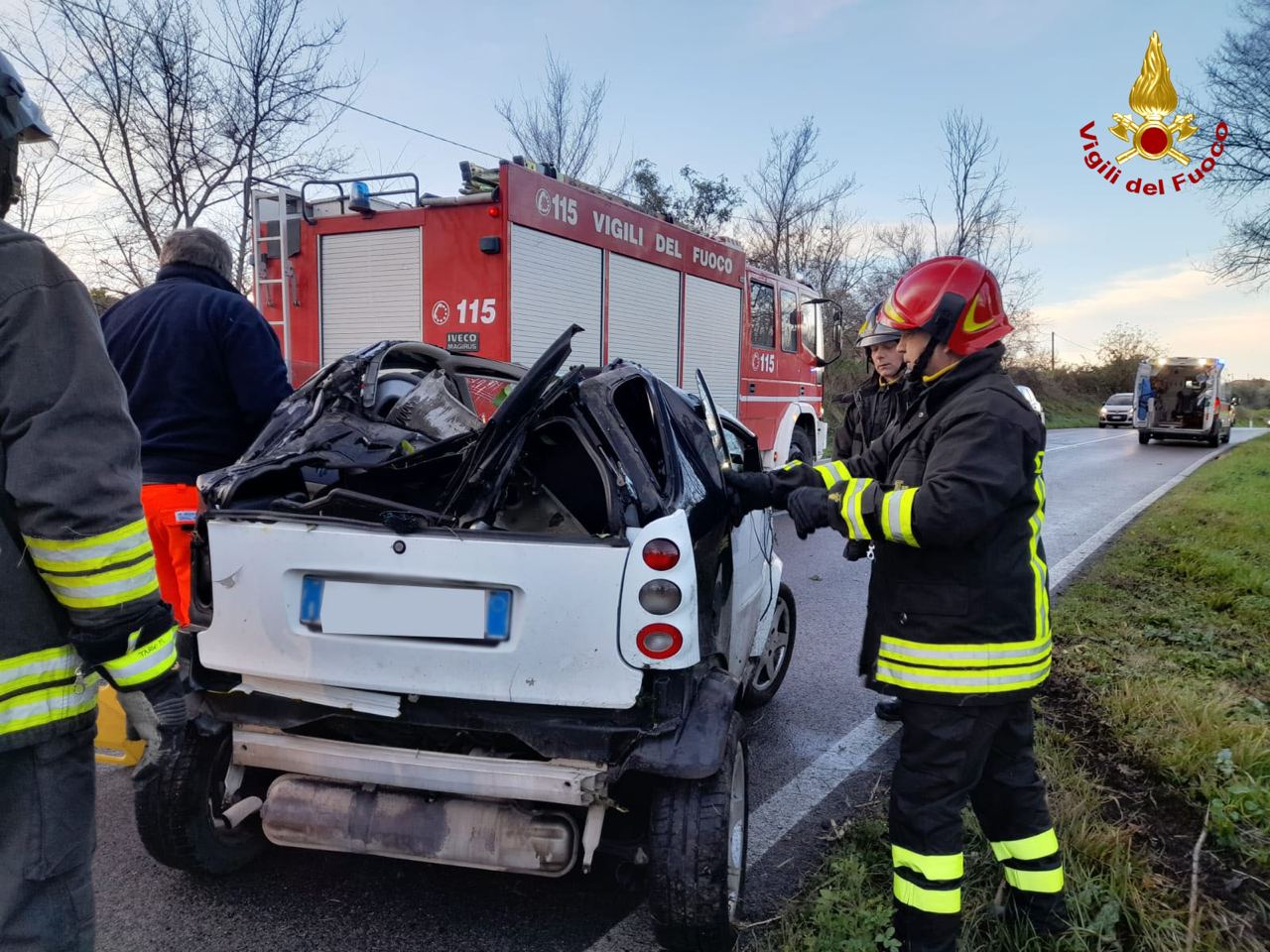 <strong>Osimo – Incidente lungo la Chiaravallese, auto in un dirupo</strong>