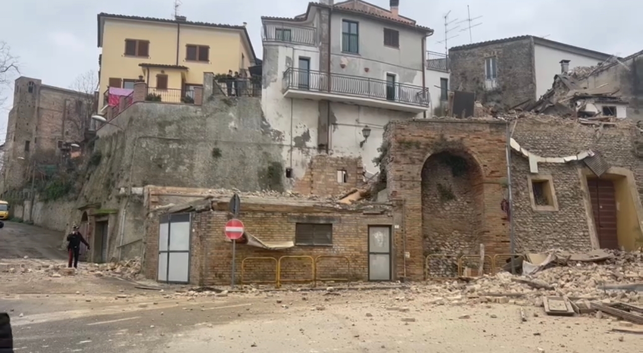 Sant’Omero – Esplosione in via Castello, distrutta un’abitazione