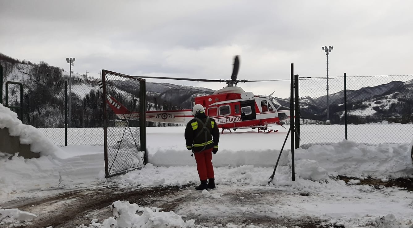 Slavine a Valle Castellana, l’elicottero dei vigili del fuoco recupera 10 persone