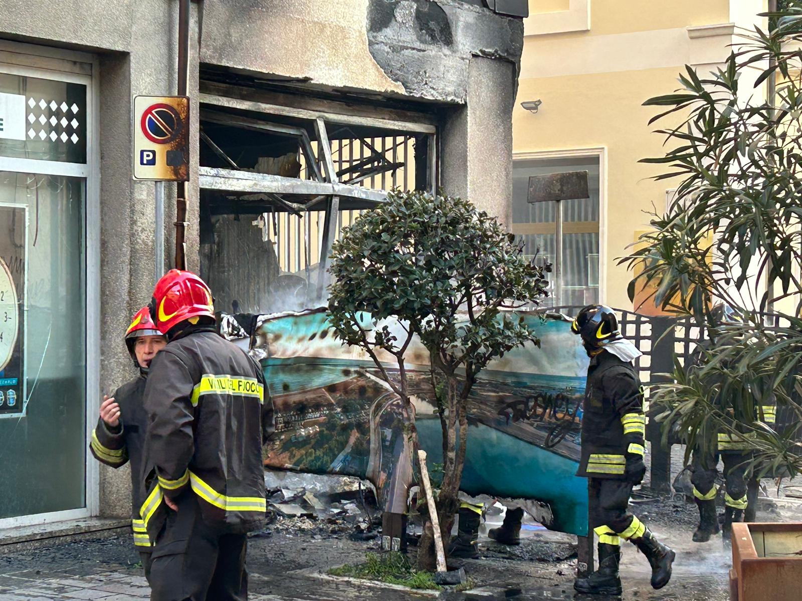 <strong>Incendio cassonetti a Pescara, Arta: “assenza di sostanze inquinanti. In corso altre analisi sulla qualità dell’aria”</strong>