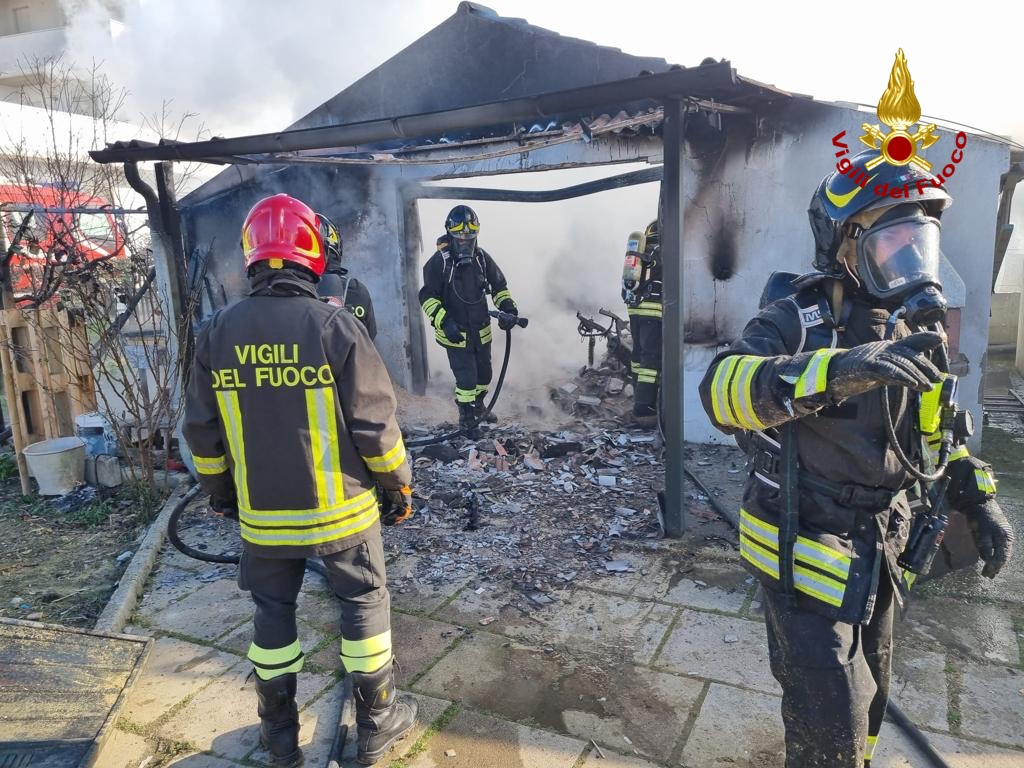 Incendio in un locale di Moscufo, nessun ferito