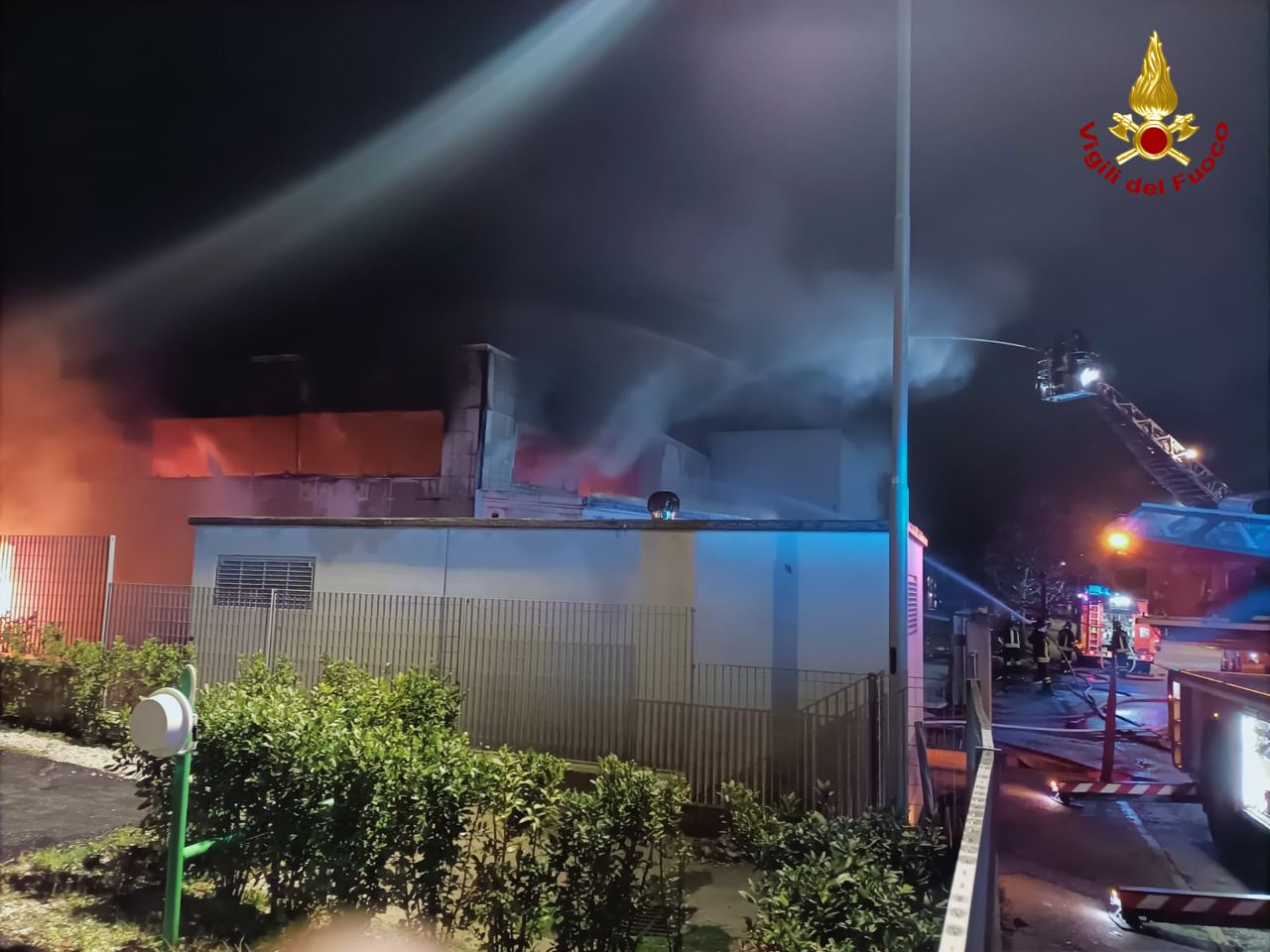 Fermo – Vasto incendio a Girola: 12 mezzi dei vigili del fuoco