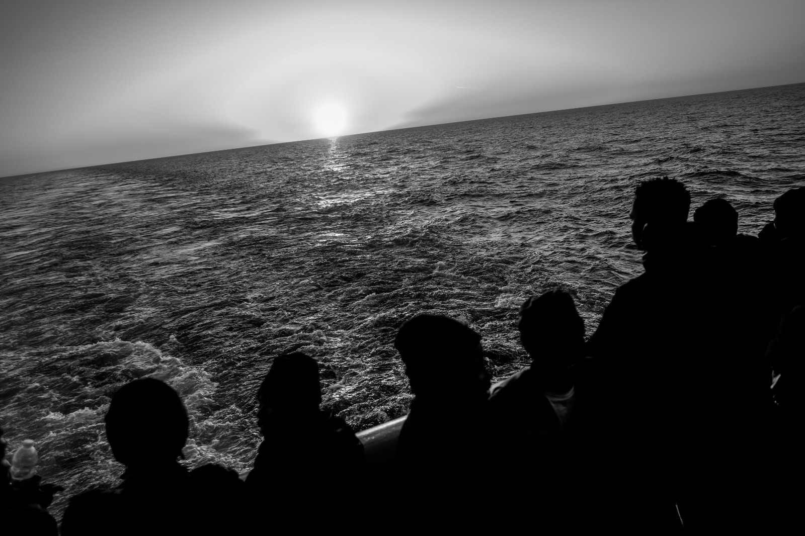 Ocean Viking verso Ancona: “onde di 6 metri, sofferenze a bordo”, slitta arrivo Geo Barents