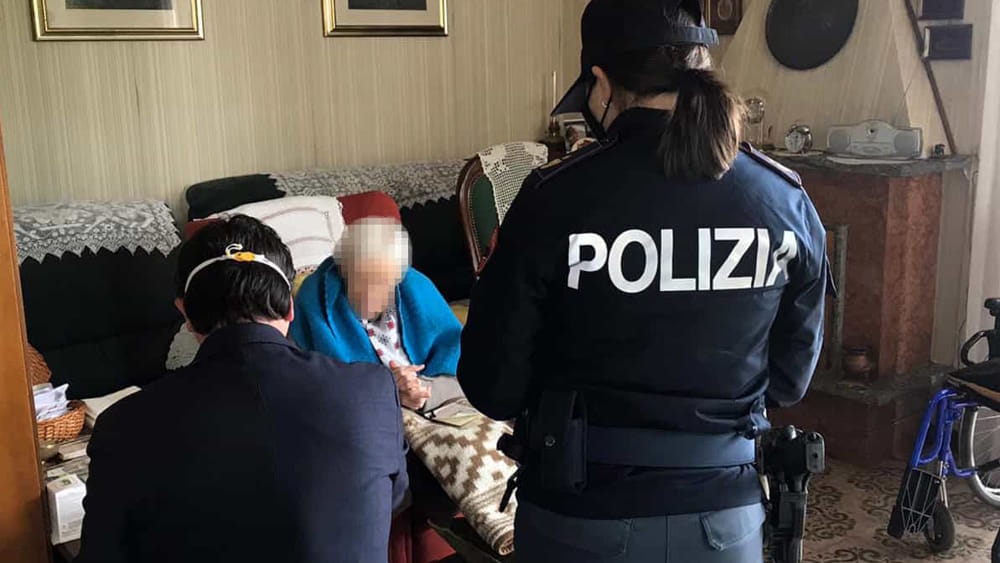 Anziana rimane al freddo per un blackout, agenti di polizia intervengono e risolvono il problema