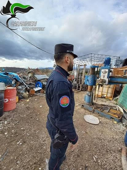 Collecorvino, i carabinieri forestali sequestrano un terreno per gestione illecita di rifiuti