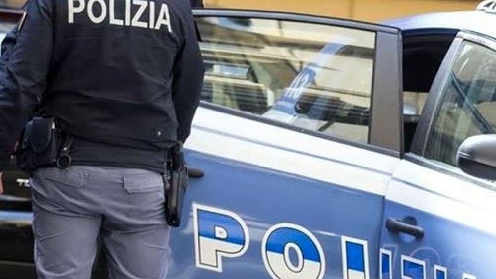 Minaccia gli operatori della Caritas e aggredisce gli agenti, 23enne arrestato a Pescara dalla Polizia