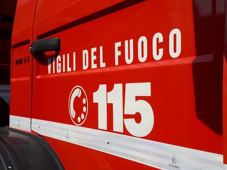 Pesaro – Incendio nella vecchia scuola elementare, intervengono i pompieri