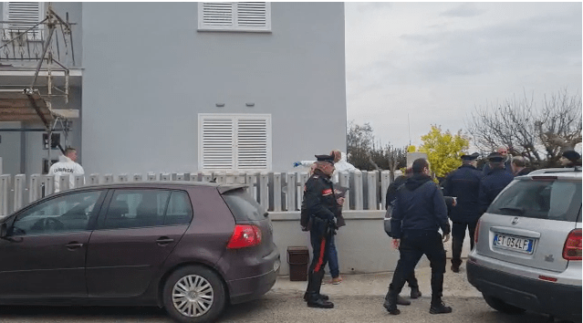 Uomo trovato morto nel cortile di casa, indagano i carabinieri