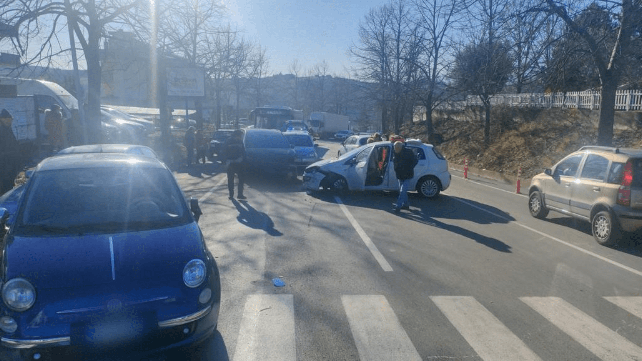 Teramo – Anziano invade la corsia opposta, quattro auto coinvolte e due feriti