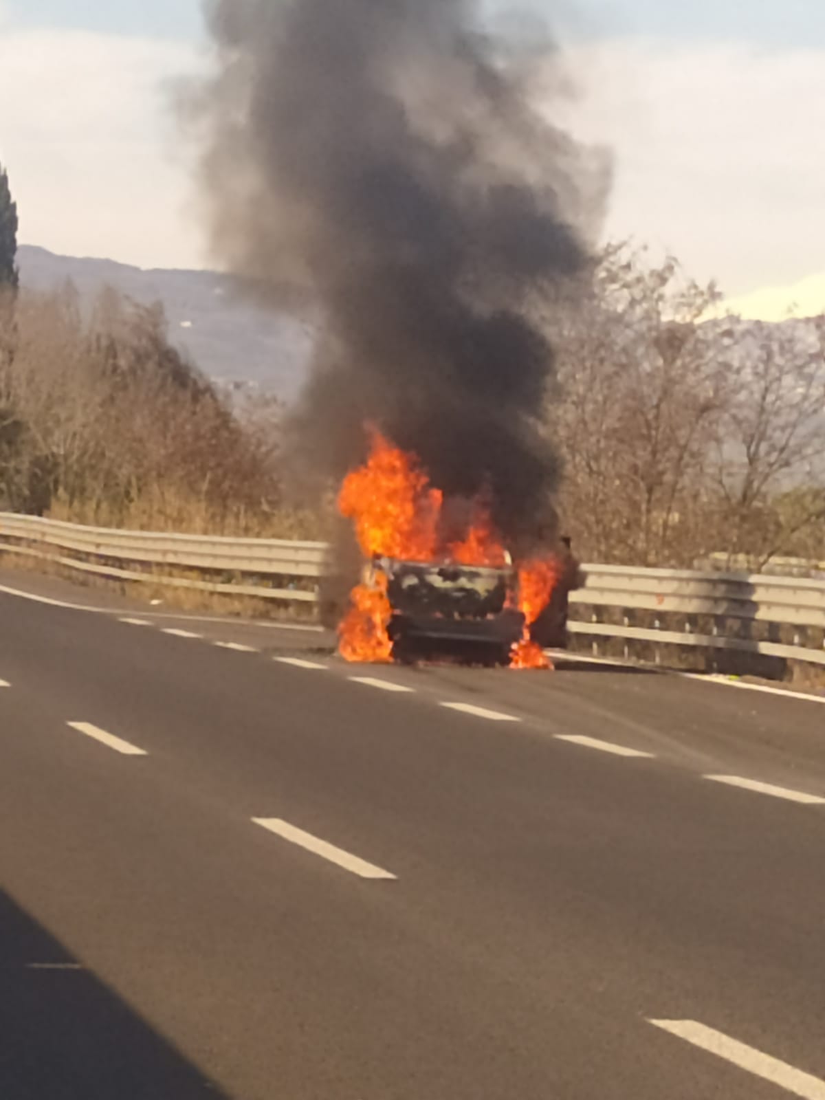 Auto in fiamme, paura sull’Ascoli-Mare