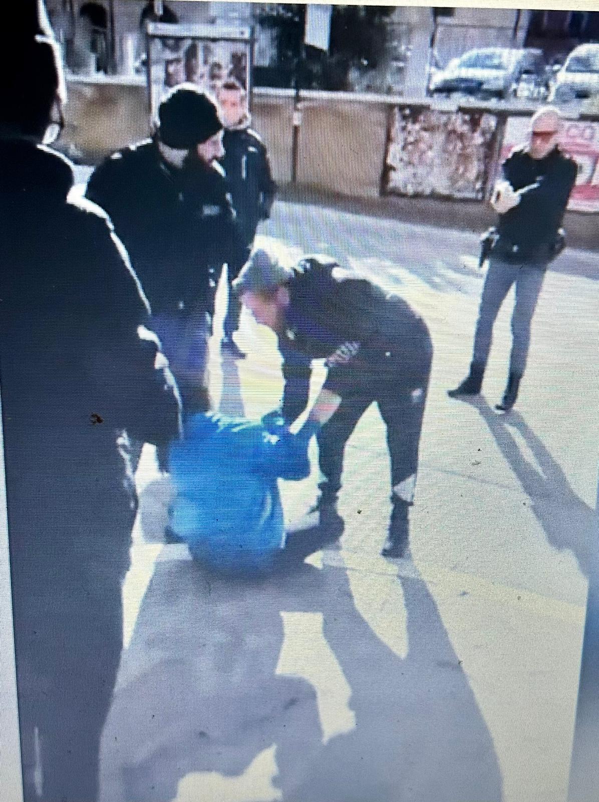 Agenti della Polizia utilizzano il taser e ammanettano un commerciante, il video diventa virale