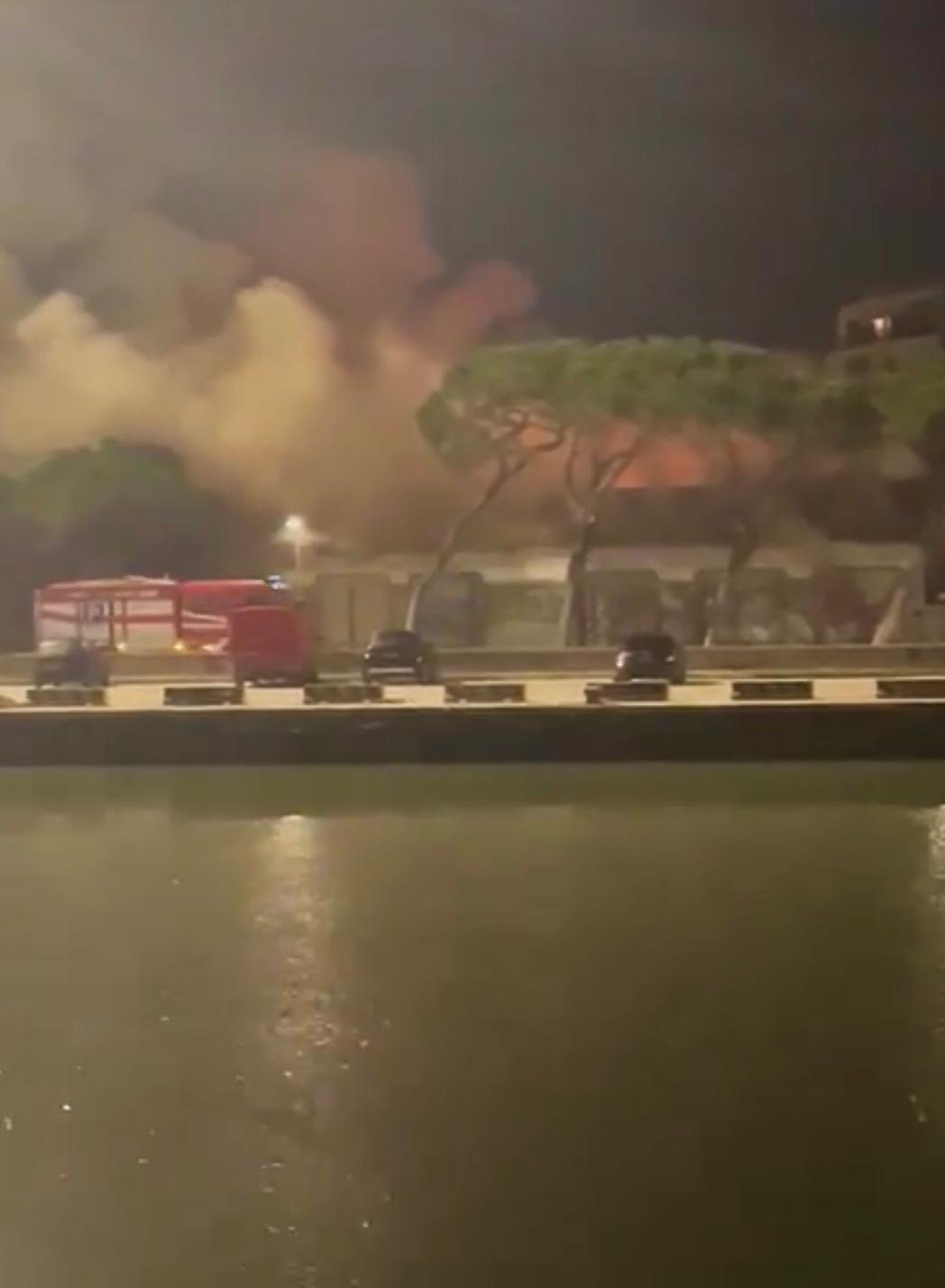 Incendio in Via Doria, a Pescara: fiamme da uno stabile abbandonato