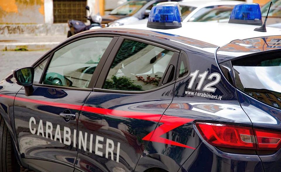 Alba Adriatica-Non si ferma all’alt dei Carabinieri, finisce contro un semaforo poco dopo