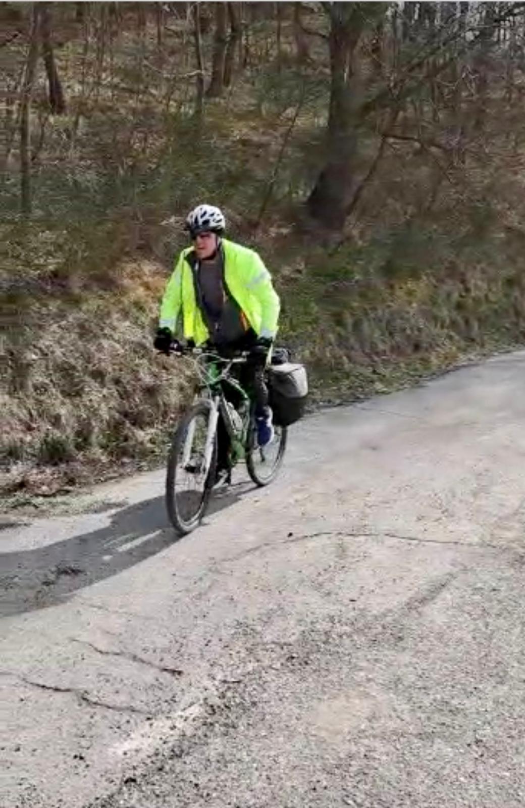 Rigopiano: Andrea Feniello arriva in bici sul luogo del disastro, nel giorno della sentenza