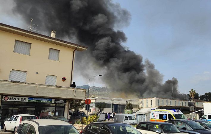 Incendio all’autoparco di Porto San Giorgio, danni per 50 mila euro alla Protezione Civile