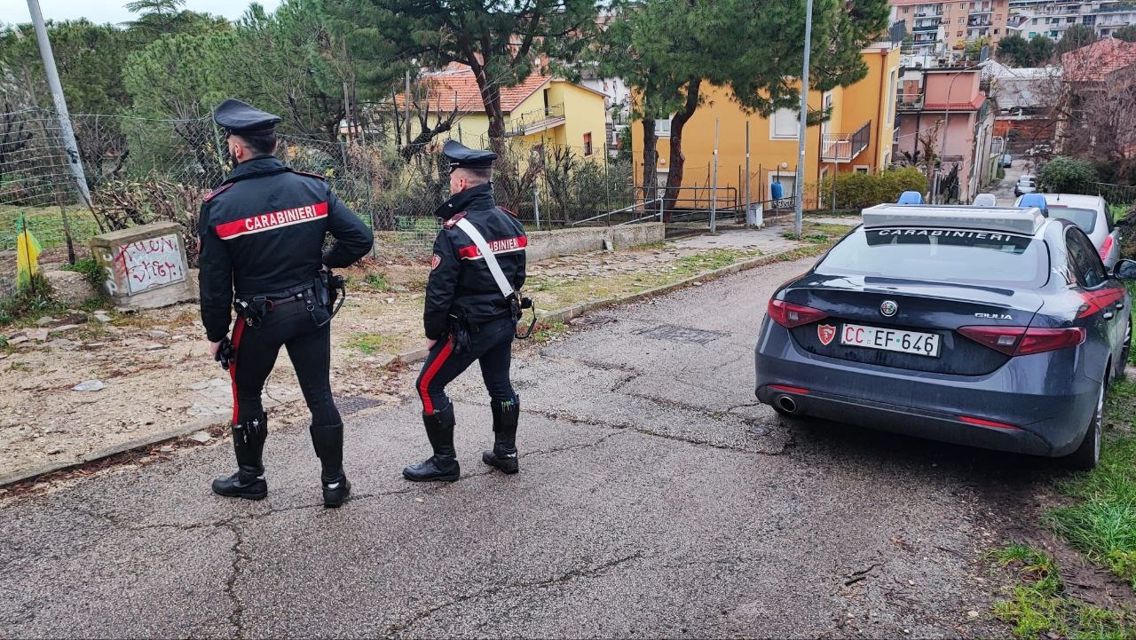 Clochard trovato morto in un parco, siringa nelle vicinanze del corpo