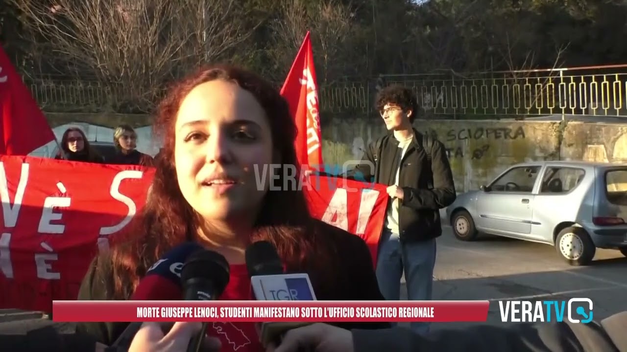Ancona – Morte di Giuseppe Lenoci, gli studenti manifestano sotto la sede dell’ufficio scolastico