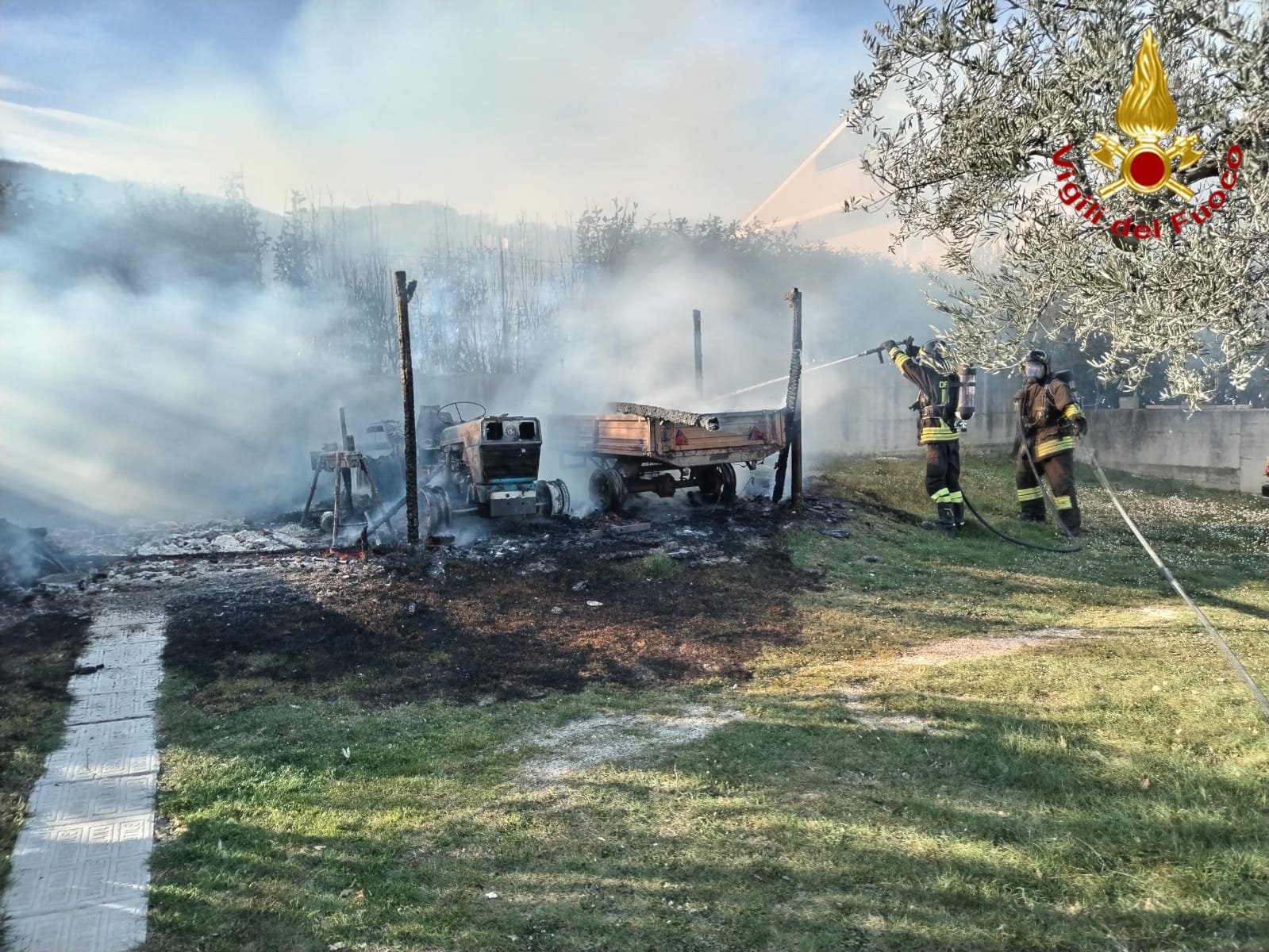 A fuoco due mezzi agricoli e una legnaia a Castiglione a Casauria