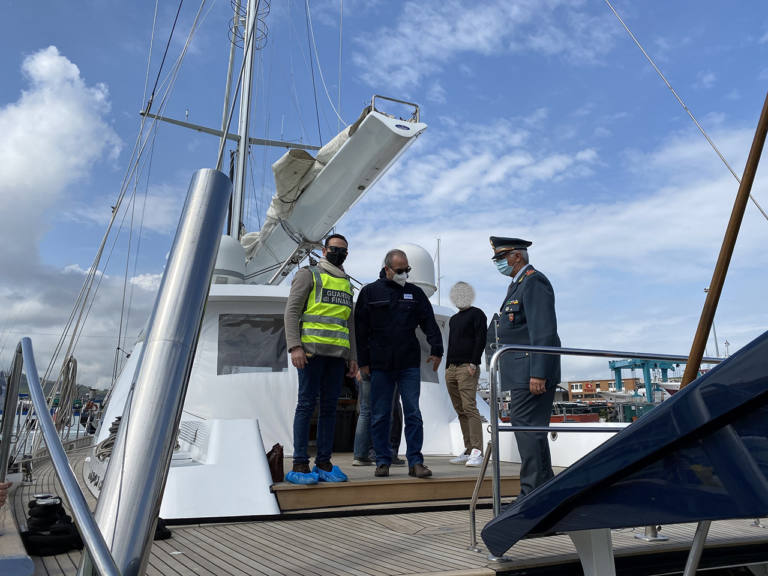 Frodi fiscali per 22 milioni e riciclaggio: a San Benedetto sequestrati 2 yacht