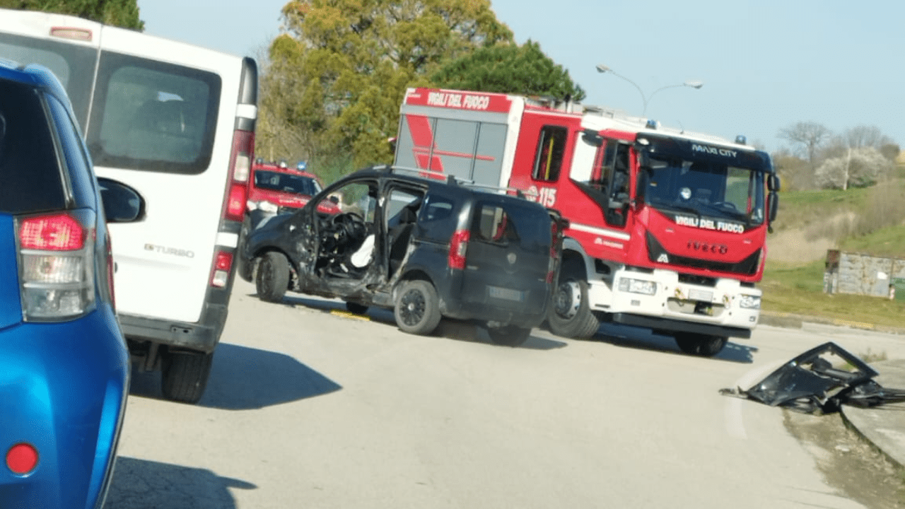 Schianto sulla Bonifica del Salinello, due feriti: 47enne incastrato nell’abitacolo